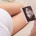 Echographie insolite : un fœtus fait un signe à ses
  parents