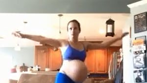 Une femme enceinte reproduit la chorégraphie de « Thriller
  » pour déclencher son accouchement