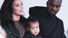 Kim Kardashian habille sa fille North avec un « gilet
  pare-balles »
