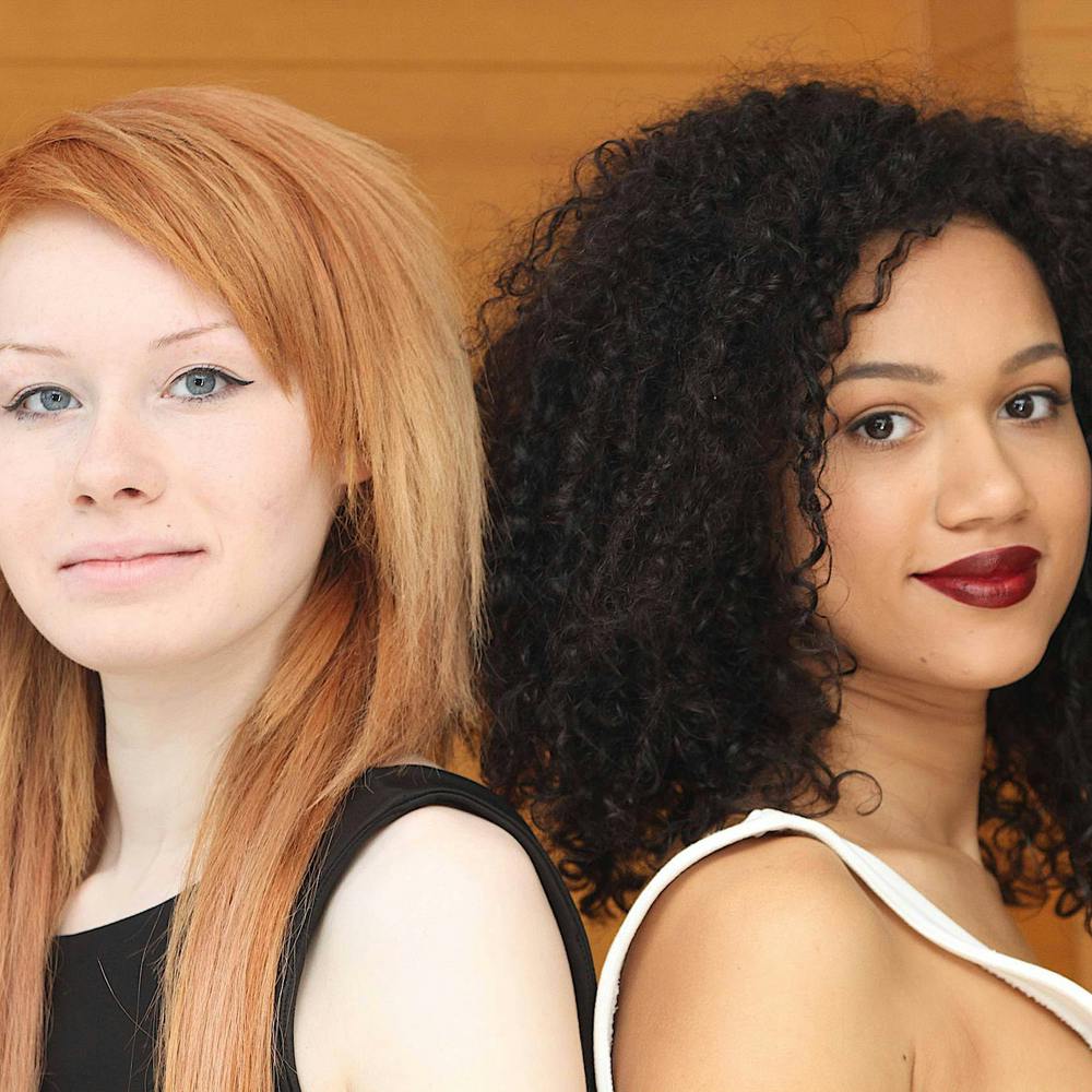 Ces Deux Jeunes Femmes Sont Jumelles Parents Fr Ces Deux Jeunes Femmes Sont Jumelles Parents Fr
