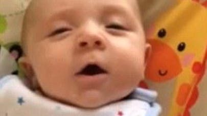 Video Un Bebe De 7 Semaines Dit Bonjour A Ses Parents Parents Fr Video Un Bebe De 7 Semaines Dit Bonjour A Ses Parents Parents Fr