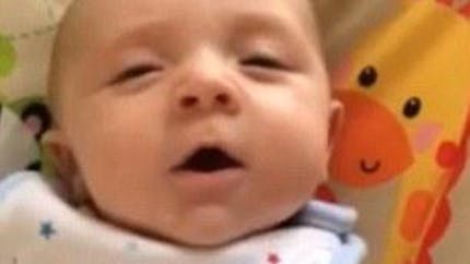Vidéo : un bébé de 7 semaines dit bonjour à ses
  parents