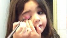 Vidéo : à 5 ans, Danna crée le buzz avec des tutos de
  maquillage