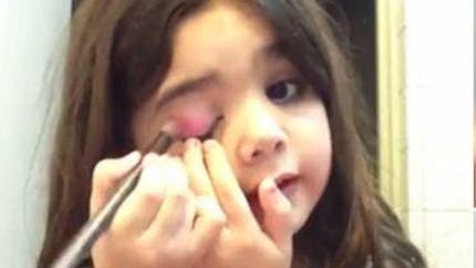Vidéo : à 5 ans, Danna crée le buzz avec des tutos de
  maquillage