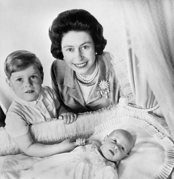 La reine Elizabeth II avec les princes Andrew et
        Edward bébé