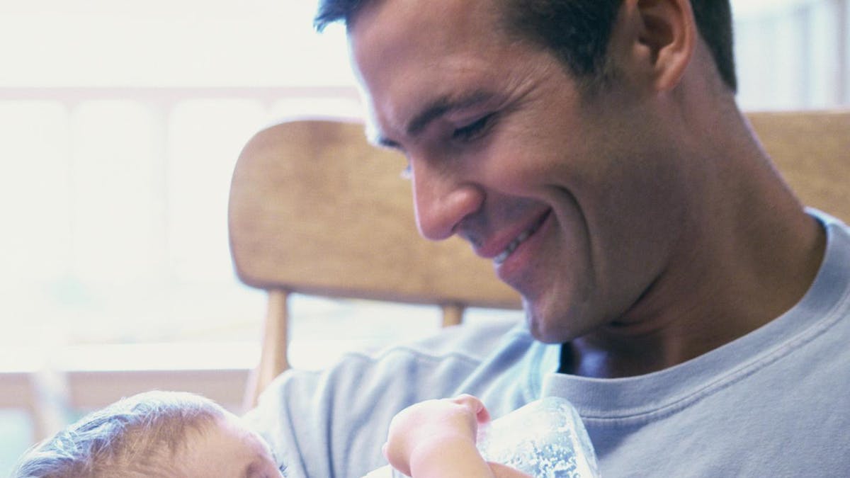 Ce Papa Arrive A Endormir Son Bebe En Moins D Une Minute Parents Fr Ce Papa Arrive A Endormir Son Bebe En Moins D Une Minute Parents Fr