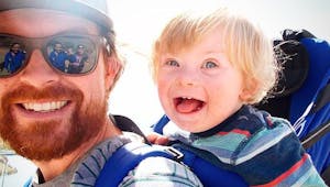 Photos : un papa met en scène son fils trisomique de façon
  incroyable