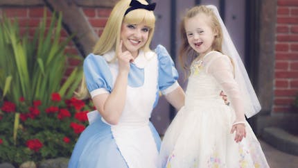 Trisomie 21 : une maman photographie sa petite fille telle une vraie princesse Disney