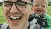 Vidéo mignonne : un père montre pour la première fois un
  pissenlit à son fils…