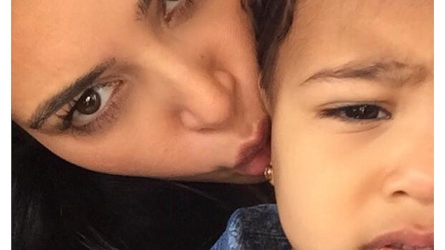 Kim Kardashian : une maman accro aux bisous