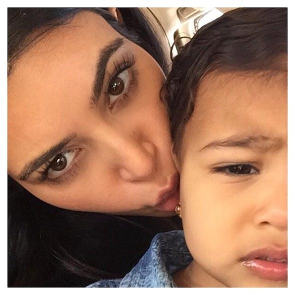 Kim Kardashian : une maman accro aux bisous
