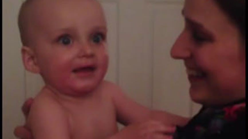 Un bébé stupéfait en voyant la jumelle de sa maman pour la
  première fois