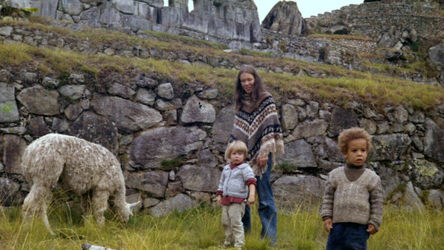 Photo d'enfance à la ferme : Vin avec son jumeau et sa
        maman