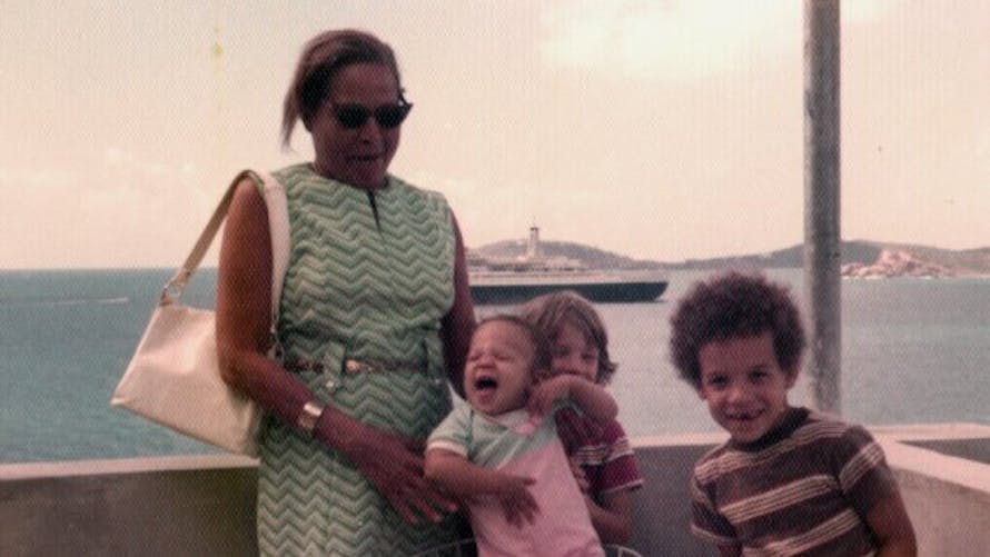 Vin Diesel avec son frère jumeau, sa petite soeur et
        sa maman