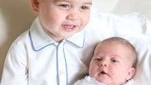 Le prince George et sa petite sœur Charlotte : les
  premiers portraits officiels