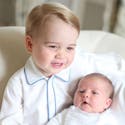 Le prince George et sa petite sœur Charlotte : les
  premiers portraits officiels