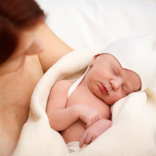 Première naissance après une autogreffe de tissu ovarien  prélevé à l'adolescence