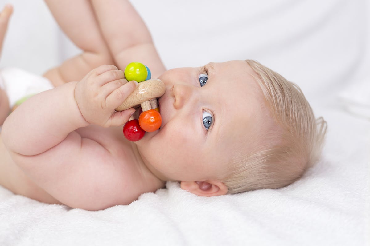 11 jouets Montessori incontournables pour la première année de son bébé