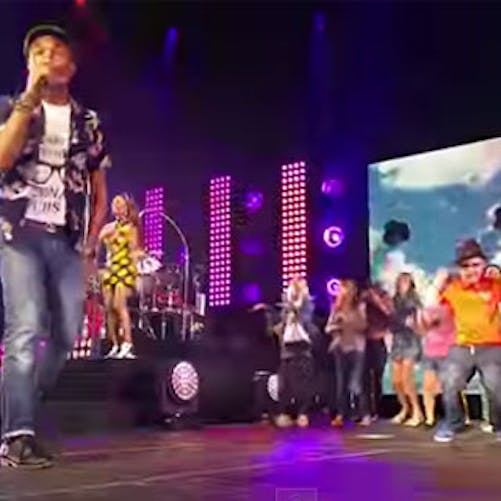 Angleterre : ce petit garçon impressionne Pharrell
  Williams en dansant sur scène !