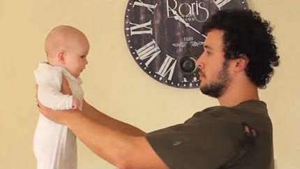 Un papa s’amuse à porter son bébé de 17 façons
  différentes