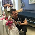 Atteinte d’un cancer, cette petite fille de 4 ans « épouse
  » son infirmier préféré