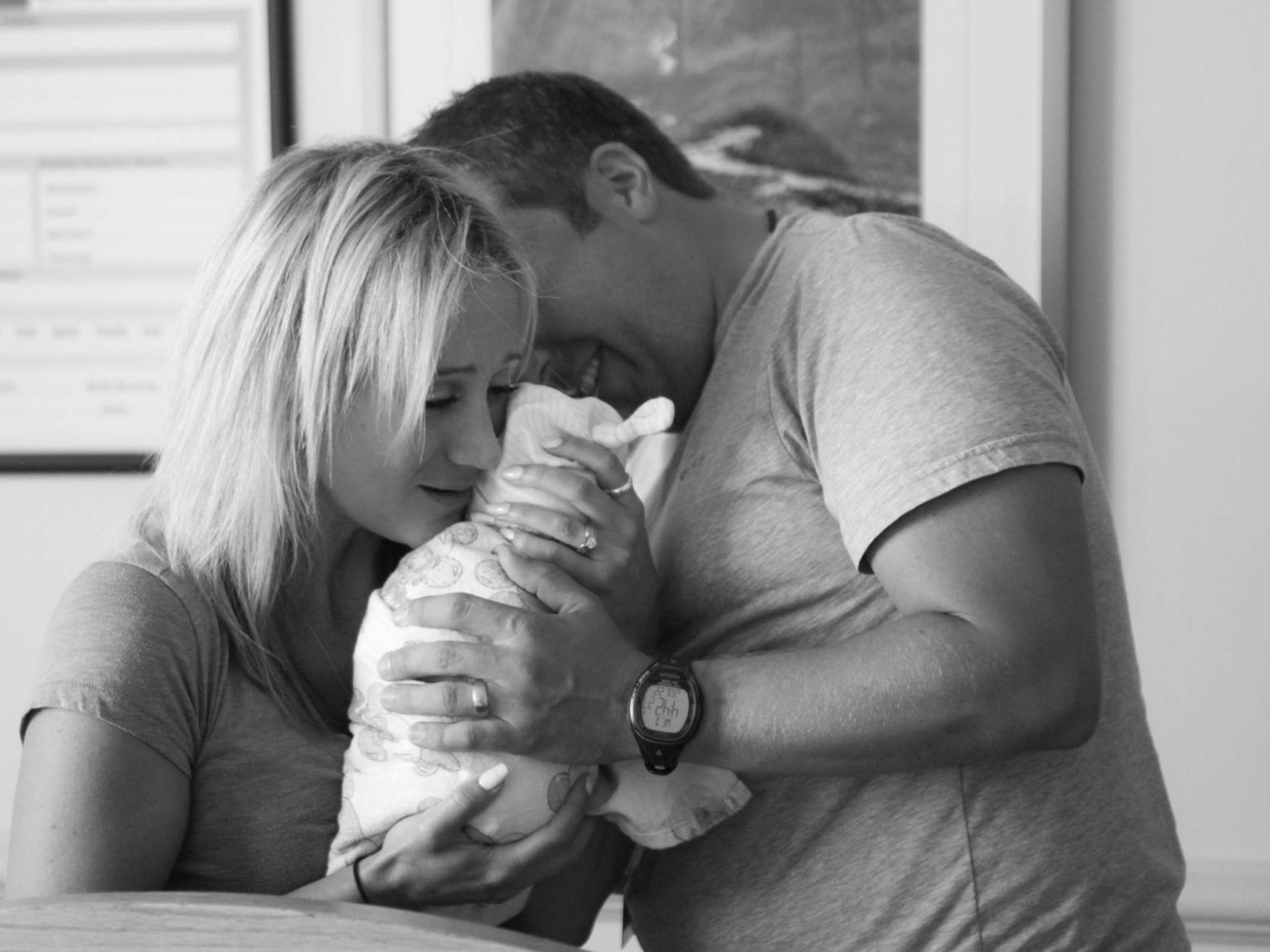 15 Photos Sur La Rencontre De Parents Avec Le Bebe Adopte Parents Fr