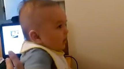 Vidéo : un bébé de 3 mois dit je t’aime à son papa
