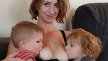 États-Unis : la photo d’une maman allaitant son fils et
  celui d’une amie divise les internautes