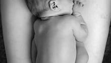 Une photographe met en valeur l’accouchement par  césarienne