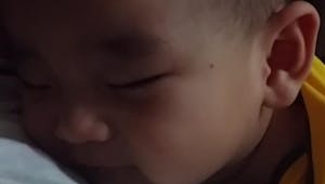 Vidéo mignonne : un bébé endormi sourit quand son père lui
  je t’aime
