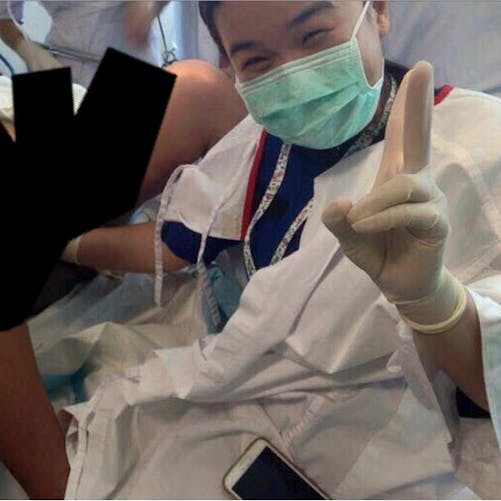 Malaisie : la photo d’une gynécologue en plein
  accouchement fait polémique