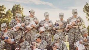 Etats-Unis : une photo de militaires allaitant leur bébé
  devient virale
