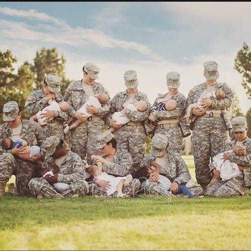 Etats-Unis : une photo de militaires allaitant leur bébé
  devient virale