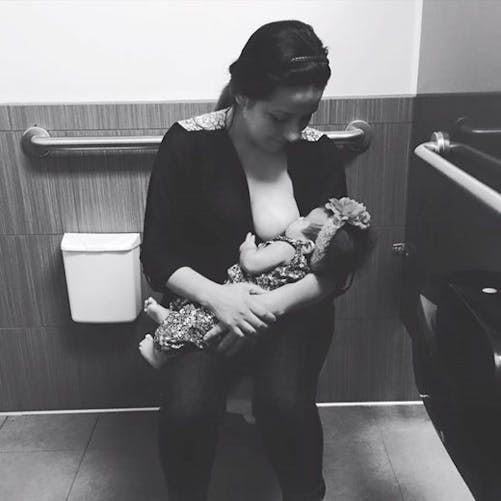 Etats-Unis : une maman forcée d’allaiter son bébé dans les
  toilettes d’un magasin de vêtements !
