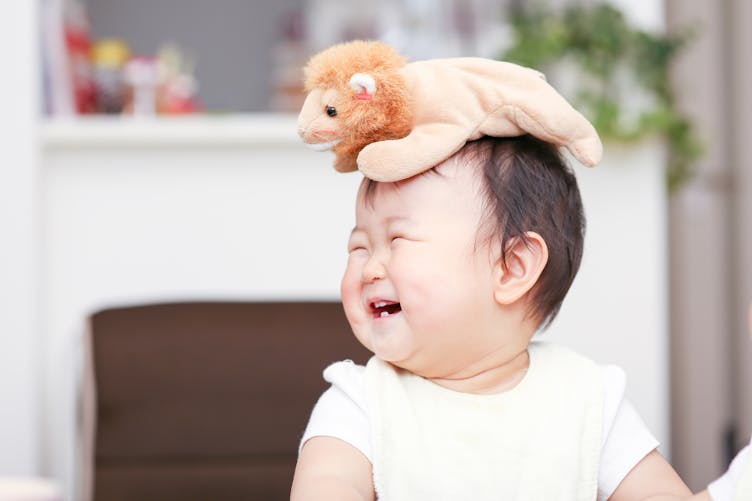Bébé rit aux éclats