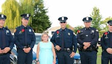 Etats-Unis : des policiers accompagnent la fille d’un
  officier décédé à un bal père/fille