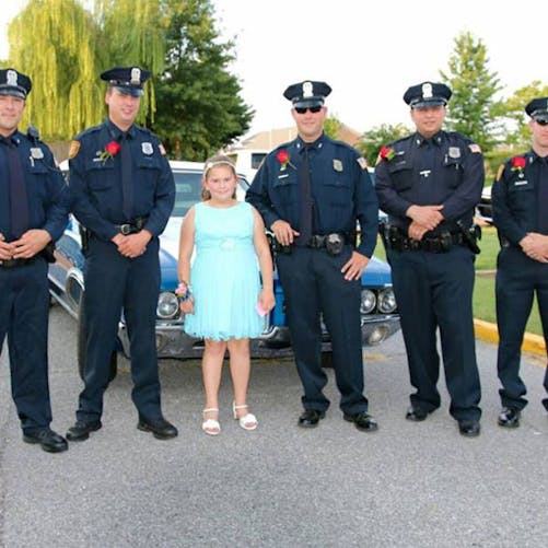 Etats-Unis : des policiers accompagnent la fille d’un
  officier décédé à un bal père/fille