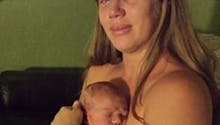 Etats-Unis : la photo poignante d’une mère en pleine
  dépression post-partum émeut la toile