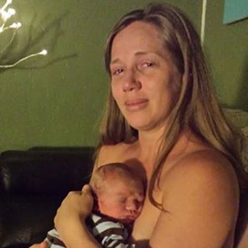 Etats-Unis : la photo poignante d’une mère en pleine
  dépression post-partum émeut la toile