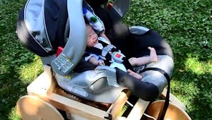 Vidéo : un papa construit une machine insolite pour  endormir son bébé
