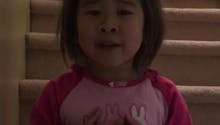 Vidéo : une petite fille de 6 ans appelle ses parents
  divorcés à se réconcilier