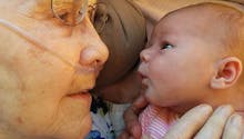 Photo : la rencontre d’une arrière-grand-mère avec sa
  petite fille émeut la toile