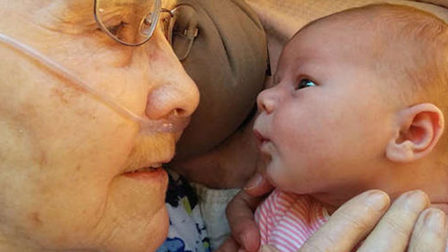 Photo : la rencontre d’une arrière-grand-mère avec sa
  petite fille émeut la toile
