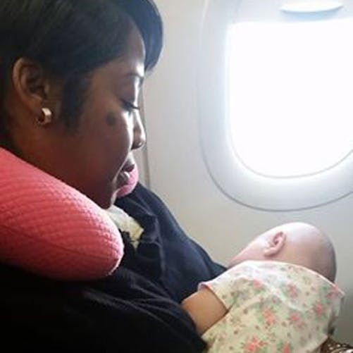 Etats-Unis : une mère remercie la femme qui a calmé son
  bébé dans un avion