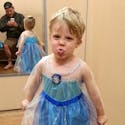 Photo : ce petit garçon veut le costume de la Reine des
  Neiges pour Halloween