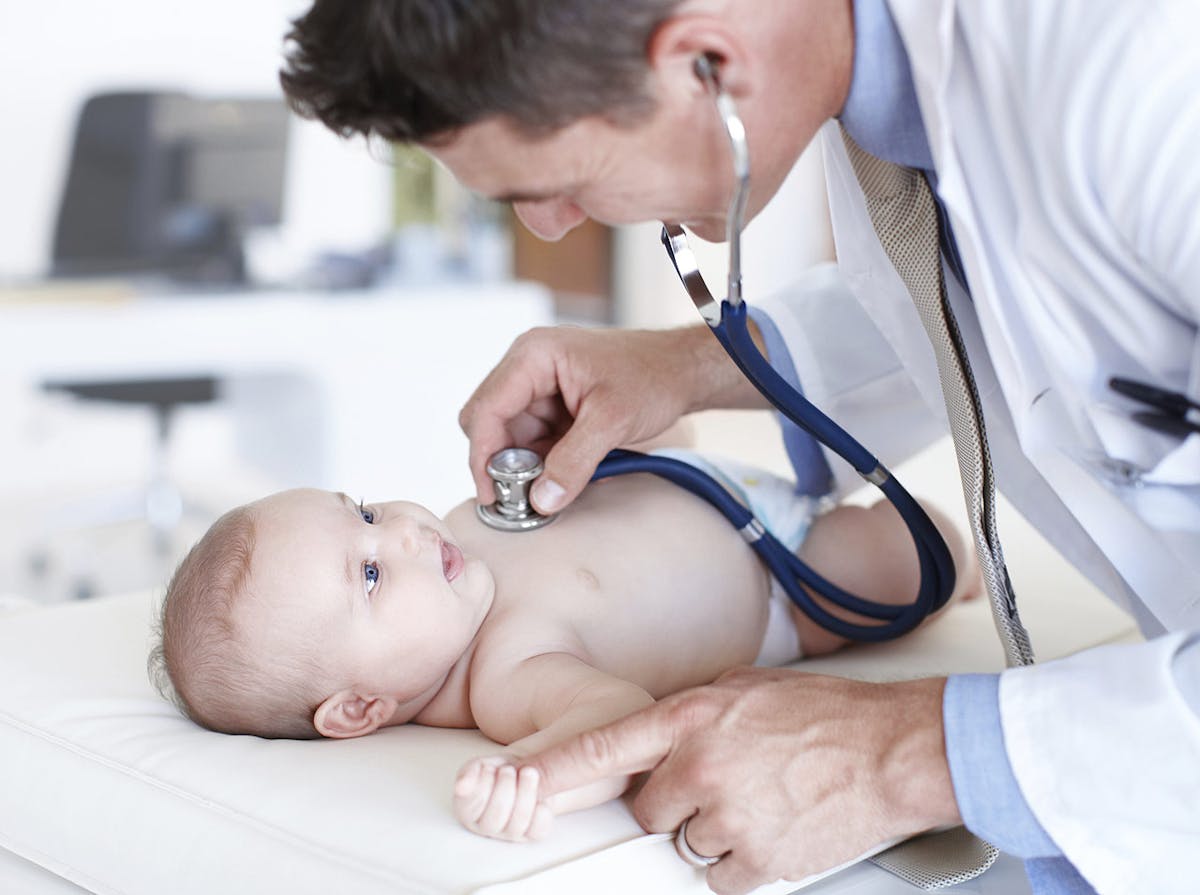 Petit Enfant Garçon Examine Par Un Médecin Avec Un Stéthoscope
