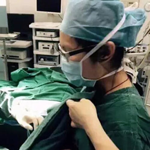 Chine : une infirmière allaite un bébé pendant une
  opération
