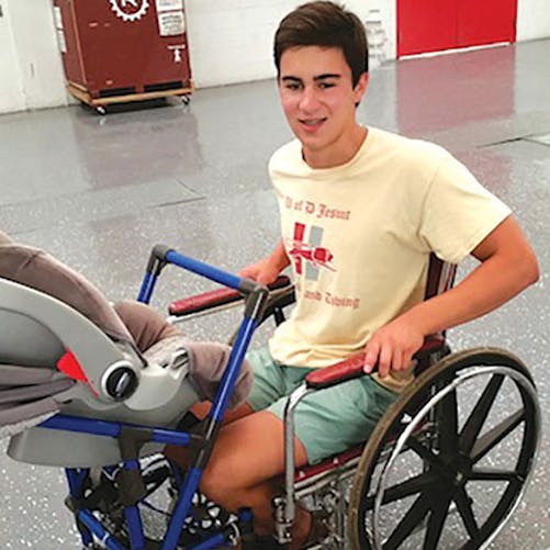 Etats-Unis : un adolescent invente une poussette pour les
  parents en fauteuil roulant