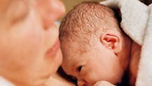 Le peau à peau réduirait le stress des mamans dont le bébé  a été admis en soins intensifs