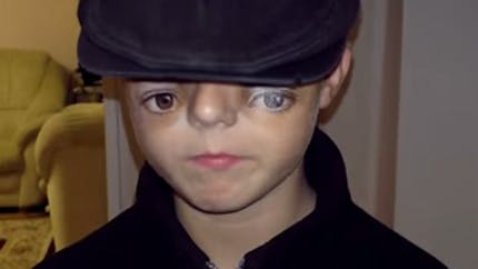 Vidéo : il réalise un maquillage flippant à son fils pour
  Halloween